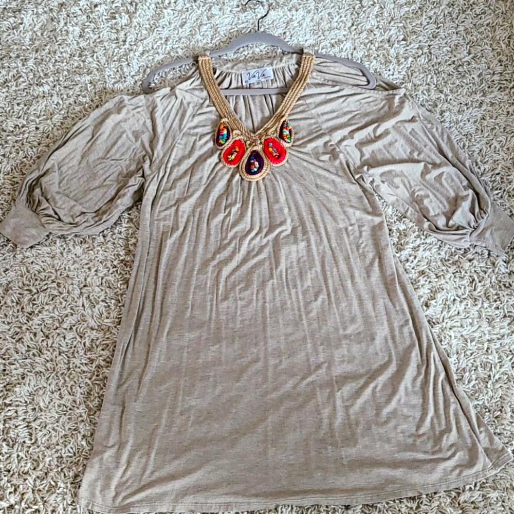 Fun cold shoulder dress. XS.